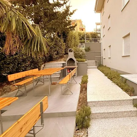Apartment Charmante In Mit Schoener Terrasse Crikvenica